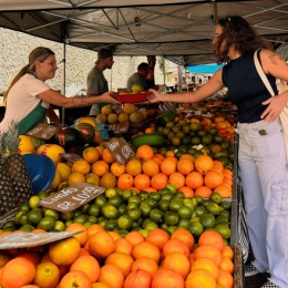 woman buying fruit